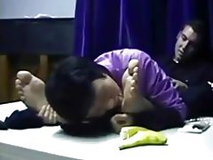 Xitoy milf sajda qilib erkak oyoqlarini