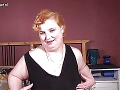 Katta sevimli bilan granny havaskor qora o'yinchoq