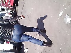 Madurita en jinsi ajustados